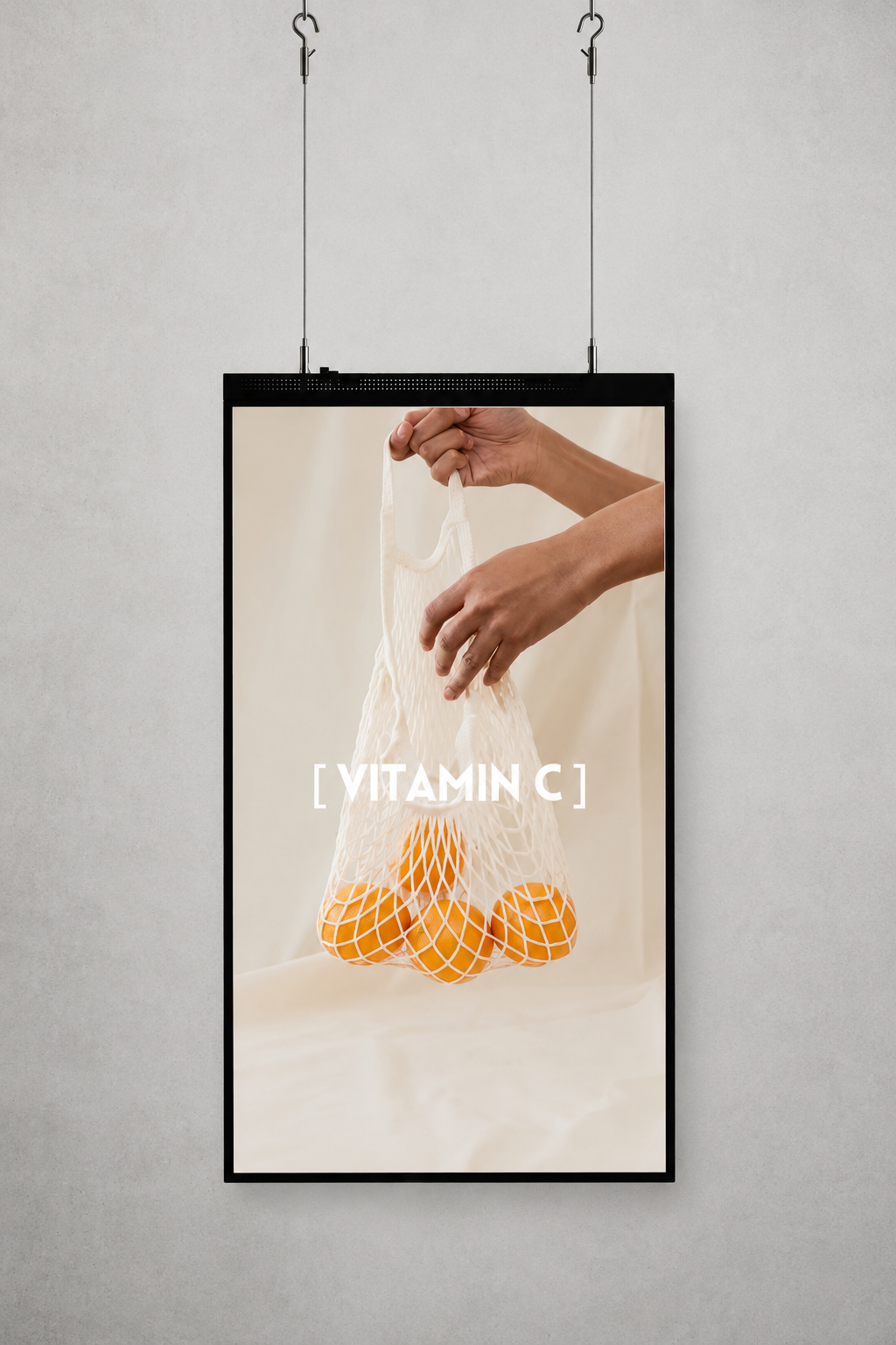 Écran suspendu affichant une publicité Vitamin C